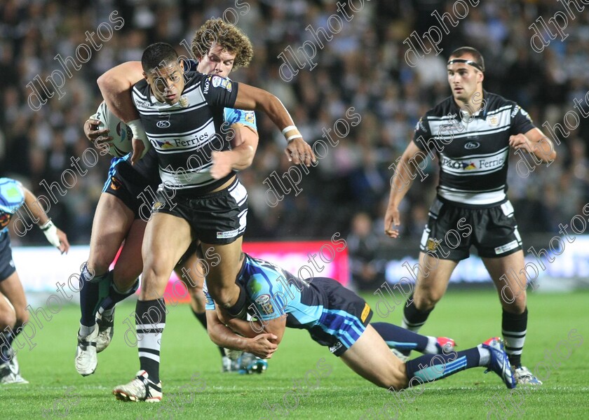 hullfc03 
 willie manu powers through as langley and deacon try to halt his progress 
 Keywords: willie manu