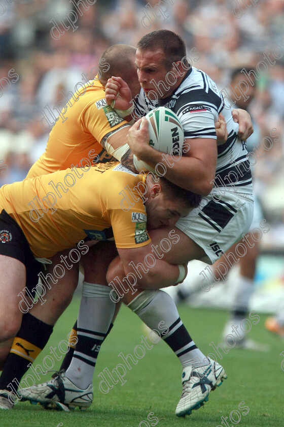 IMG 4143 5291 
 hull skipper andy lynch wrpped up by the castleford defence 
 Keywords: andy lynch