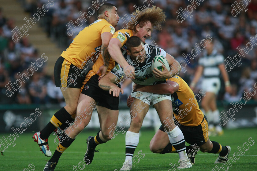 IMG 4449 5596 
 kirk yeaman feels teh full force of some determined tackling from castleford 
 Keywords: kirk yeaman