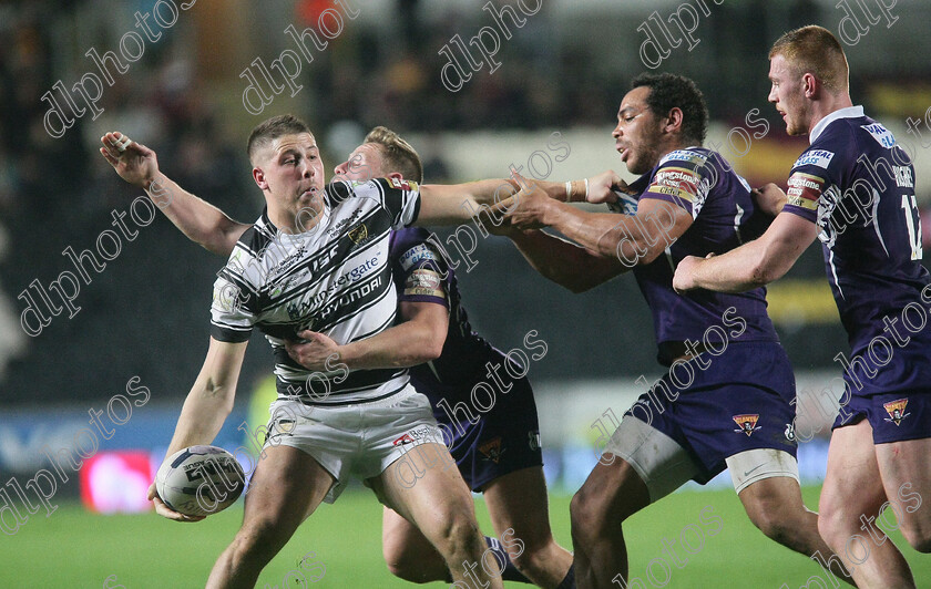 DLPL0521 
 Tom Lineham looks to offload under pressure