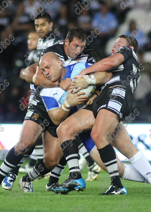 hullfc10 
 lee and radford stop ward in his tracks 
 Keywords: Danny ward, tommy lee, lee radford