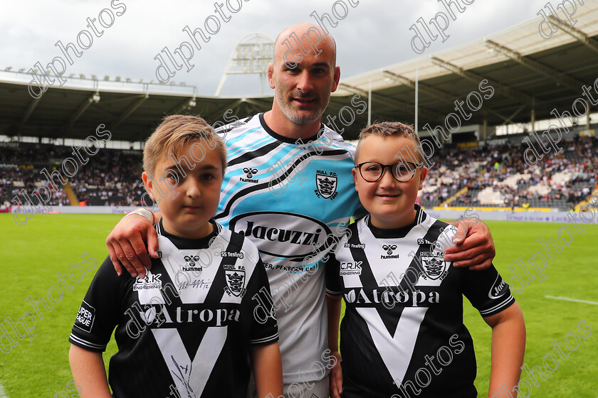 HFC LR0237 
 Hull Fc v Leeds Rhinos
Armed Forces Day,
Mascots