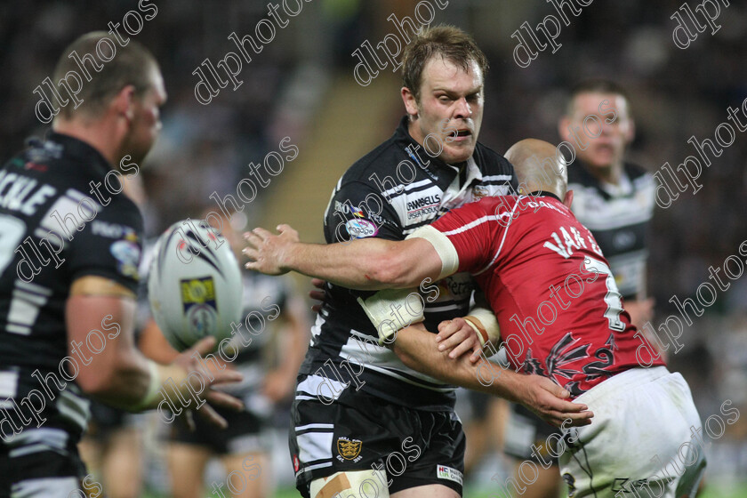 hullfc-12 
 richard whiting gets a pass away to danny tickle just before van dyjk tackle 
 Keywords: richard whiting