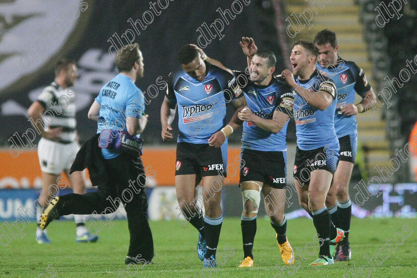 hull-st-helens672 
 st helens players congratulate jordan turner after his drop goal secured the win 
 Keywords: Hull FC, St Helens