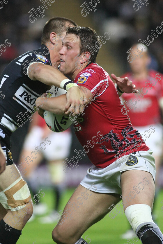 hullfc05 
 peter lupton runs into richard horne 
 Keywords: peter lupton