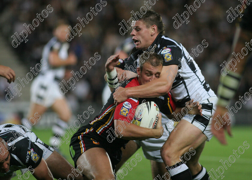 hull-bradford05 
 hull skipper lee radford gets stuck in 
 Keywords: lee radford