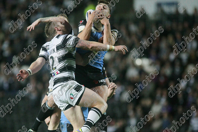 hull-st-helens561 
 tommy makinson catches the high ball under pressure 
 Keywords: Hull FC, St Helens