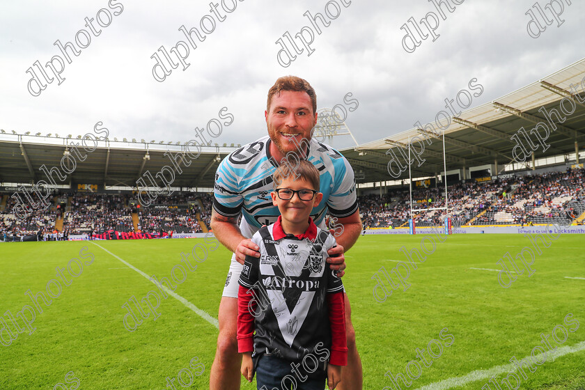 HFC LR0238 
 Hull Fc v Leeds Rhinos
Armed Forces Day,
Mascots