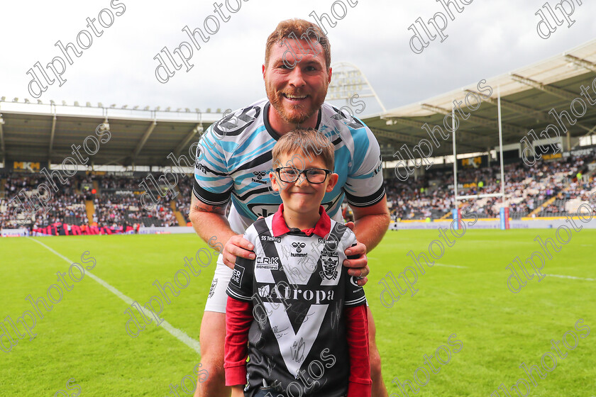 HFC LR0239 
 Hull Fc v Leeds Rhinos
Armed Forces Day,
Mascots