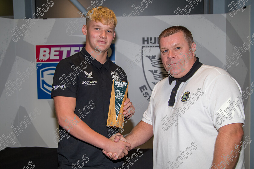 AP5748 
 Hull FC Academy Presentation Evening

andrew exelby presents Callum Kemp with the players player of the year award