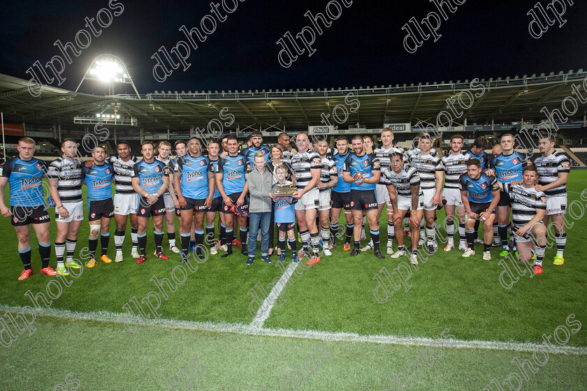 hull-st-helens786 
 lindsay prescott and her sons present hull fc skipper Gareth Ellis with the steve prescott trophy surrounded by players of both sides 
 Keywords: Hull FC, St Helens