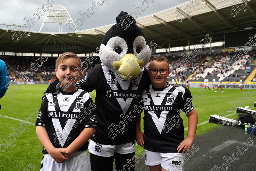 HFC LR0170 
 Hull Fc v Leeds Rhinos
Armed Forces Day,
Mascots