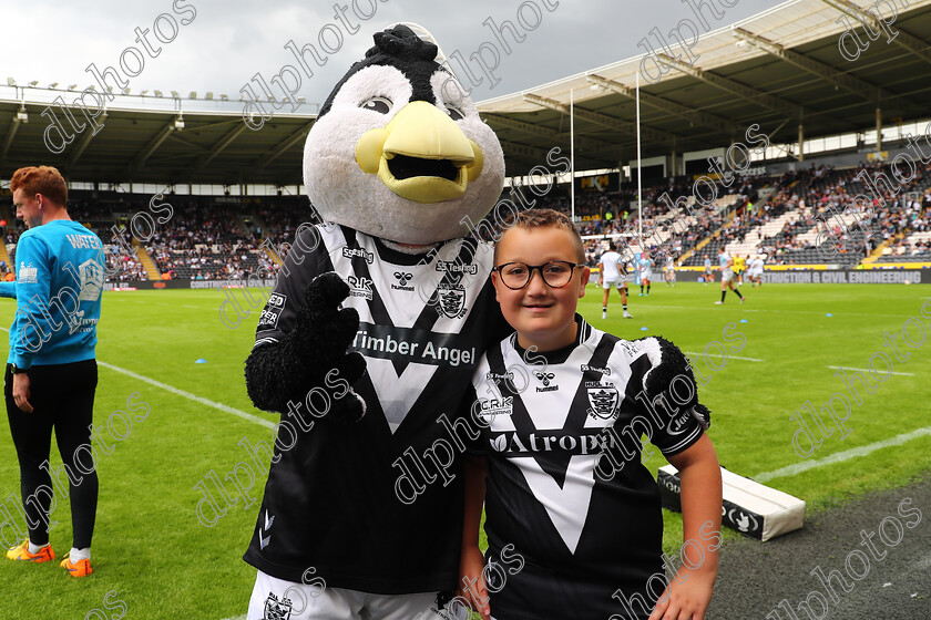 HFC LR0162 
 Hull Fc v Leeds Rhinos
Armed Forces Day,
Mascots