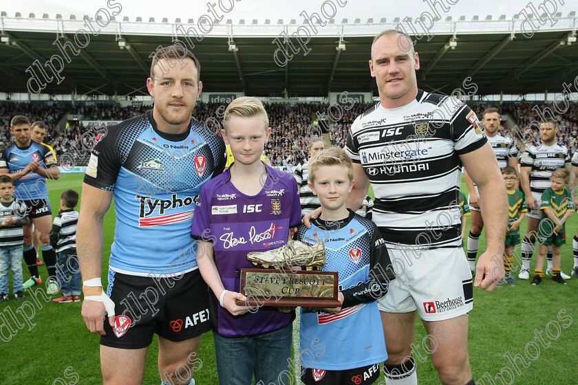 hull-st-helens169 
 Steve Prescott's sons with the captains prior to kick off 
 Keywords: Hull FC, St Helens