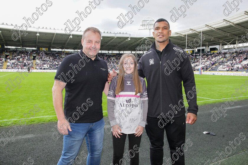 HFC LR1423 
 Hull Fc v Leeds Rhinos
Armed Forces Day,
Half time - Andrew Earle and Manu Mau with Competition winner