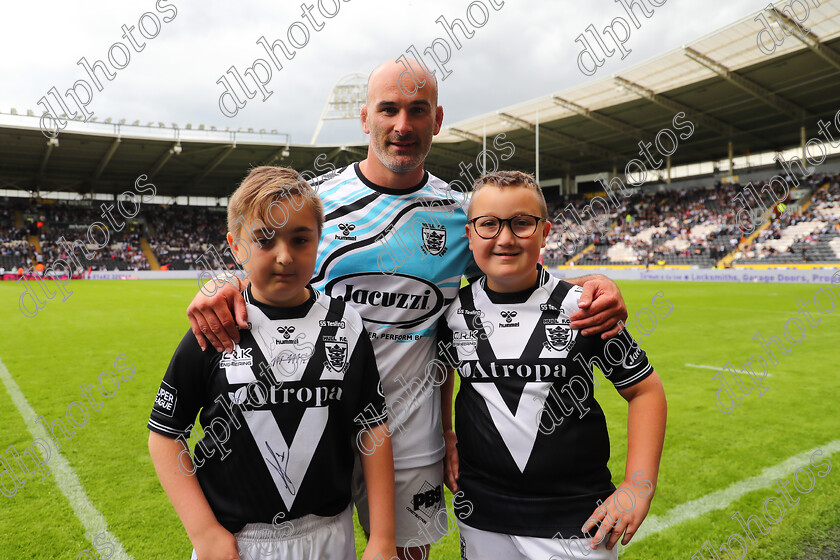 HFC LR0231 
 Hull Fc v Leeds Rhinos
Armed Forces Day,
Mascots