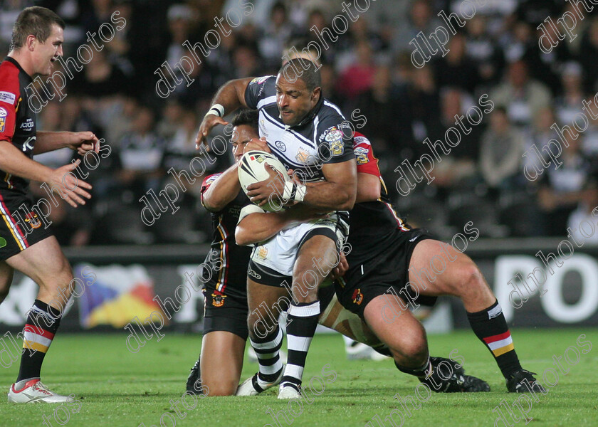 hull-bradford09 
 gareth raynor nearly breaks through the bradford tackles 
 Keywords: gareth raynor