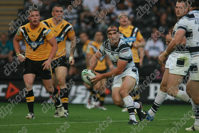 IMG 4309 5456 
 danny houghton sets up another attck on the castleford defence 
 Keywords: danny houghton