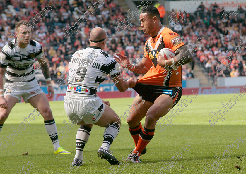 hull-castleford302 
 Danny Houghton grabs Ben Roberts 
 Keywords: Hull FC, Castleford Tigers