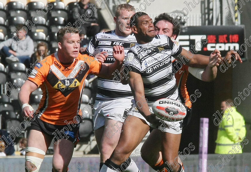 hull-castleford570 
 Leon Pryce offloads again to set up a break 
 Keywords: Hull FC, Castleford Tigers