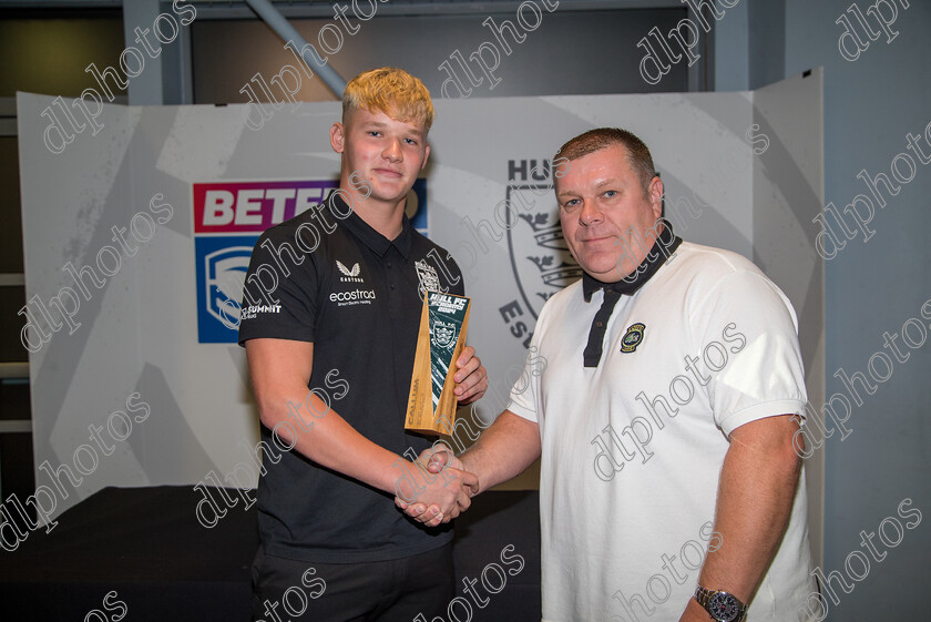 AP5746 
 Hull FC Academy Presentation Evening

andrew exelby presents Callum Kemp with the players player of the year award