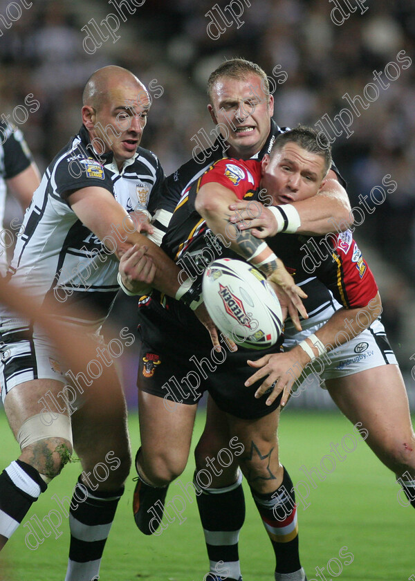 hull-bradford04 
 terry newton offloads under pressure from carvell and king 
 Keywords: terry newton